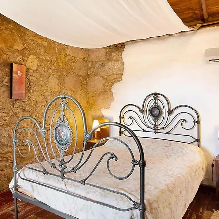 Деревянный коттедж Charming In Palmas De Gran Canaria With Private Pool Лас-Пальмас-де-Гран-Канария